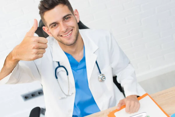 Médico Sorrindo Com Sinal Aprovação — Fotografia de Stock