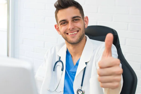 Médico Sorrindo Com Sinal Aprovação — Fotografia de Stock