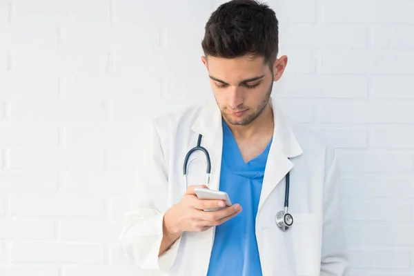 Médecin Avec Téléphone Portable Stéthoscope — Photo