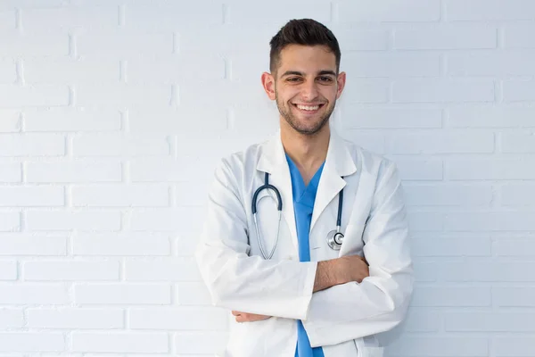Retrato Del Joven Doctor Sonriendo Sobre Fondo Blanco —  Fotos de Stock