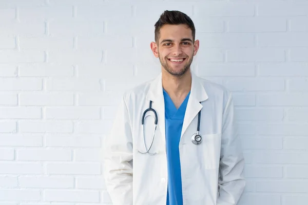 Ritratto Giovane Medico Sorridente Sfondo Bianco — Foto Stock