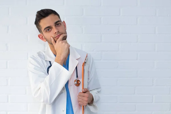 Portrait Jeune Médecin Avec Une Expression Réfléchie — Photo