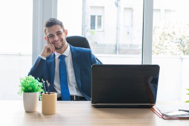 bilgisayar ile gülümseyen çekici iş adamı