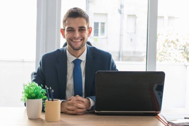 bilgisayar ile gülümseyen çekici iş adamı