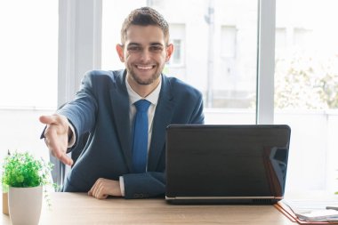 ofiste el sallayan işadamı