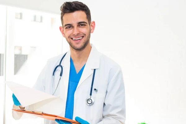 Arztporträt Mit Dokumenten Oder Berichten — Stockfoto