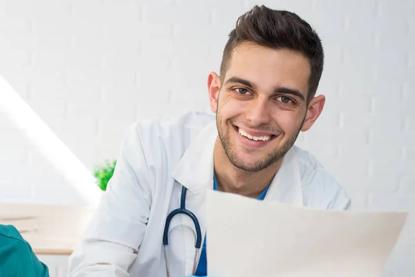 Arzt Porträt Lächelt Mit Stethoskop — Stockfoto