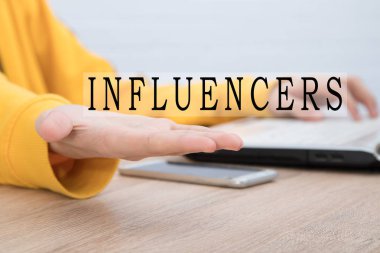 bilgisayar ve cep telefonu ile influencer kavramı ile el