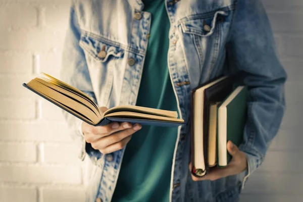 Handen Van Student Jonge Man Met Open Boeken — Stockfoto