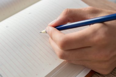 kitap veya not defterinde kalem yazılı el