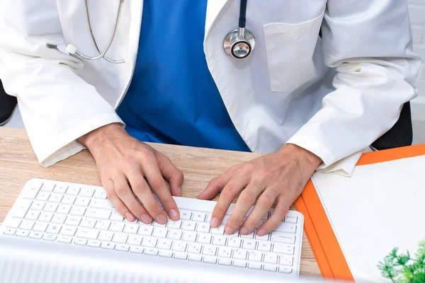 Doctor Hands Typing Computer — Stock Photo, Image