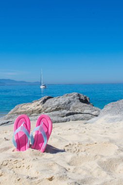 yaz aylarında plaj kumsa sandalet