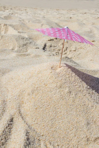 Ombrellone Nella Sabbia Della Spiaggia Estate Vacanze — Foto Stock