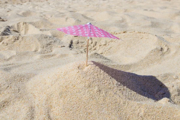 Ombrellone Nella Sabbia Della Spiaggia — Foto Stock