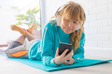 cep telefonu ile yetişkin kadın atlet