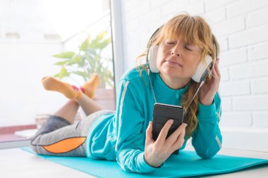 cep telefonu ile yetişkin kadın atlet