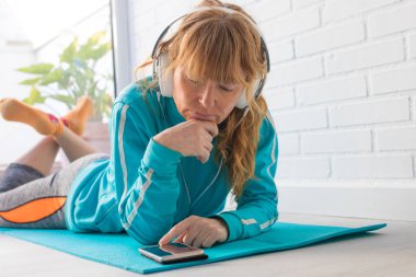 cep telefonu ile yetişkin kadın atlet