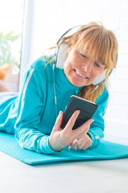 cep telefonu ile yetişkin kadın atlet