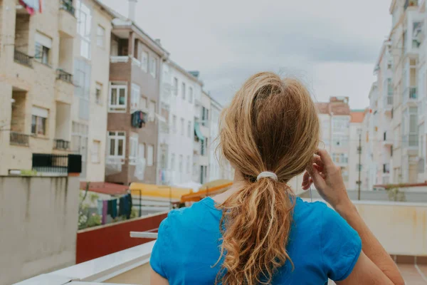 Atleta Donna Con Cuffie Città — Foto Stock