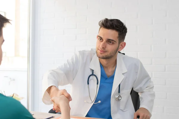 Klinikte Konsültasyonda Hastanın Yanında Olan Doktor — Stok fotoğraf