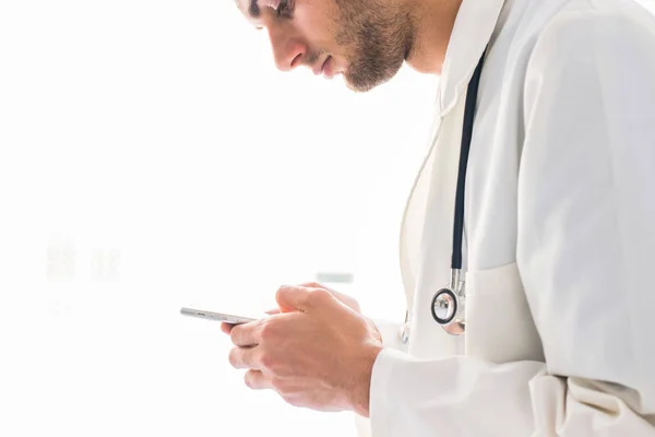 Läkare Med Mobiltelefon Eller Smartphone — Stockfoto