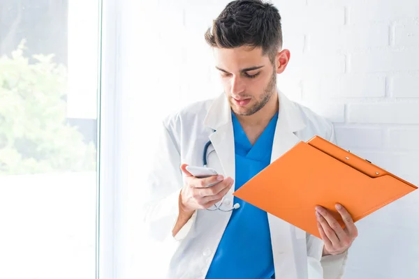 Läkare Kliniken Med Mobiltelefon Och Dokument — Stockfoto