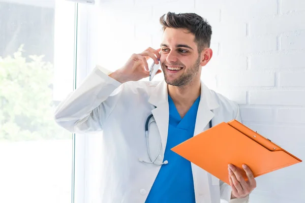 Medico Con Cellulare Presso Clinica — Foto Stock