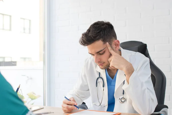 Ofiste Doktor Veya Hastanede Çalışan Sağlık Profesyonelleri — Stok fotoğraf