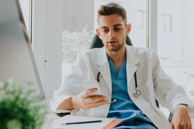 Klinikte cep telefonu olan bir doktor.
