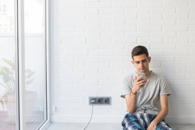 Cep telefonuyla evde genç