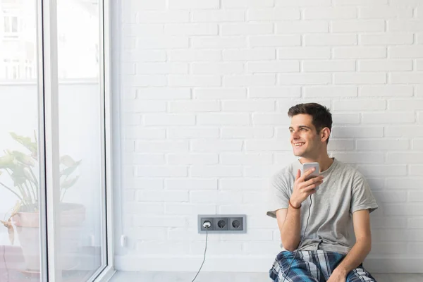 Jeune Homme Avec Téléphone Portable Maison Matin — Photo