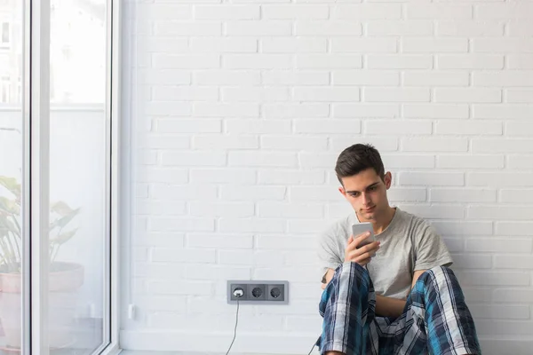 Joven Con Teléfono Móvil Casa Por Mañana — Foto de Stock