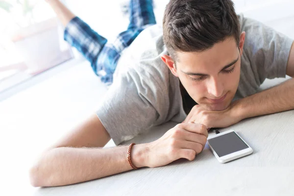 Joven Con Teléfono Móvil Casa — Foto de Stock