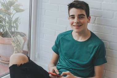 cep telefonu ile genç veya genç