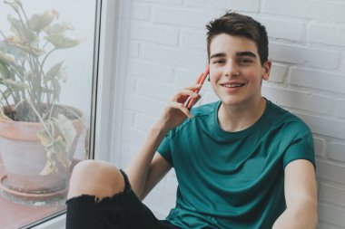 cep telefonu ile genç veya genç