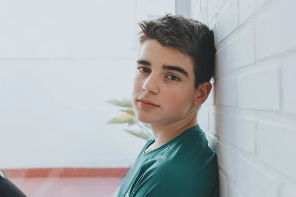 Portrét Teenagera Nebo Mladého Muže Odpočívajícím Stěně — Stock fotografie