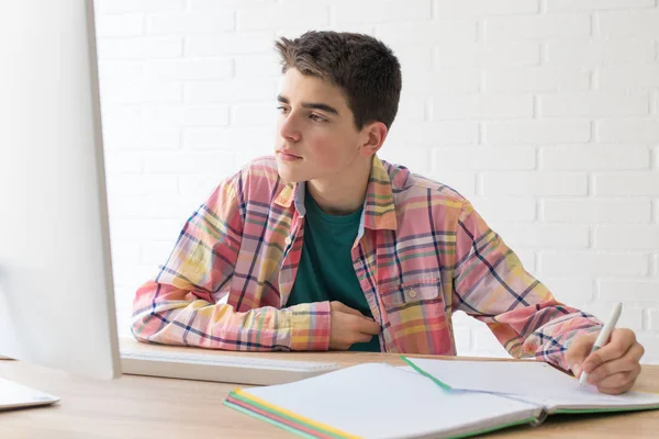 Jonge Student Met Computer Thuis Bureau School — Stockfoto