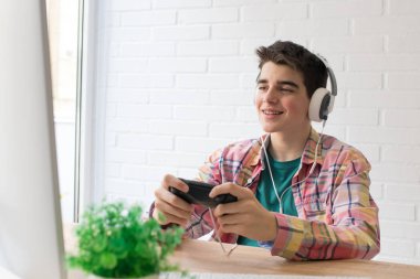 konsolile oynayan çocuk veya genç genç