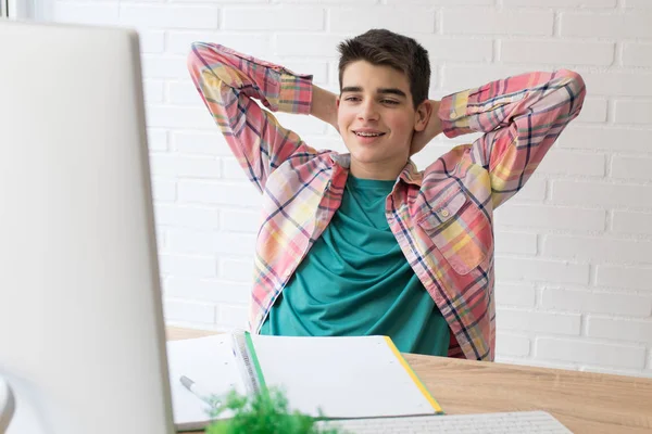 Joven Relajado Mirando Ordenador — Foto de Stock