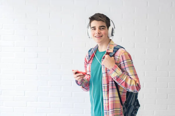 Estudante Com Mochila Telefone Celular Fones Ouvido Ouvindo Música — Fotografia de Stock
