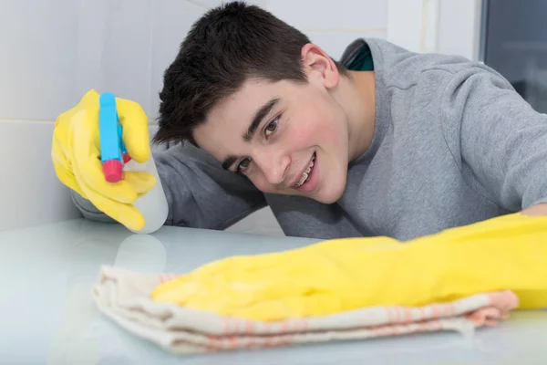 Joven Limpieza Con Guantes Detergente —  Fotos de Stock