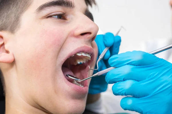 Dentista Trabalhando Boca Criança Adolescente — Fotografia de Stock