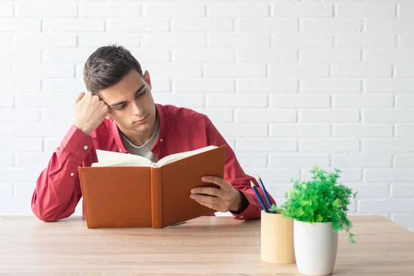 Student Med Bok Hemma Eller Skolbord — Stockfoto