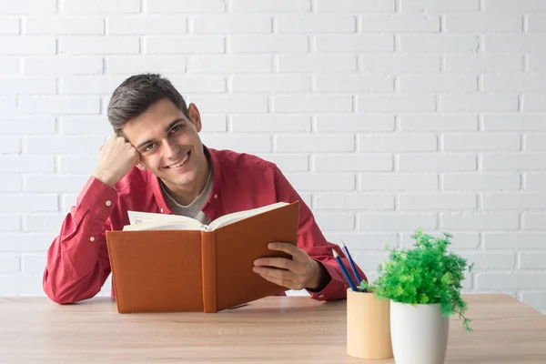 Jovem Estudante Com Livro Mesa — Fotografia de Stock