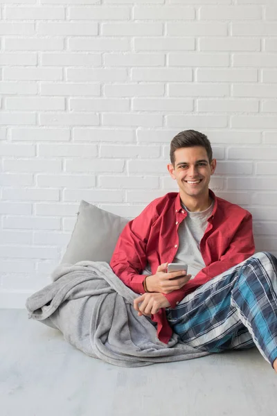 Joven Casa Con Teléfono Móvil — Foto de Stock