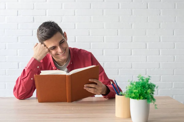 Jonge Man Student Met Het Boek Tafel — Stockfoto