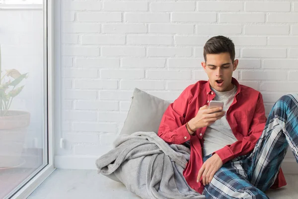 Comfortabele Man Thuis Met Mobiele Telefoon — Stockfoto