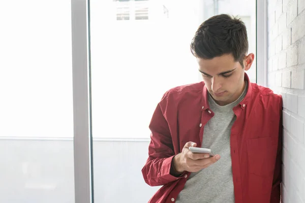 Joven Con Teléfono Móvil Apoyado Pared — Foto de Stock