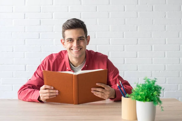 Ung Man Eller Student Med Boken Bordet — Stockfoto