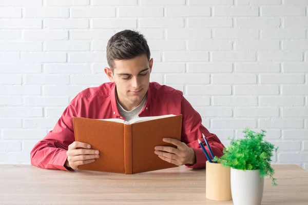 Молодой Человек Студент Книгой Столе — стоковое фото